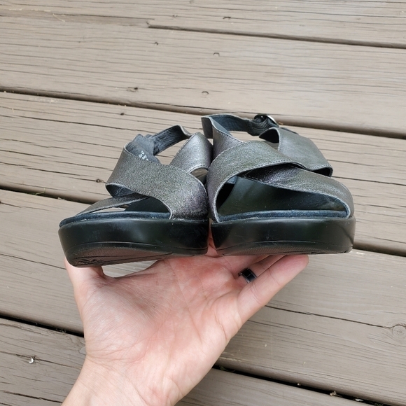 Dansko Jacinda Metallic Pewter Silver Criss Cross Strappy Slingback Sandals 42 - Picture 7 of 9